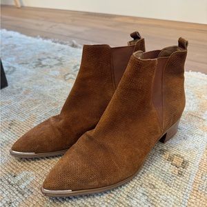 Marc Fisher Western Yale Chelsea Ankle Boots Textured Tan Suede Silver Point
